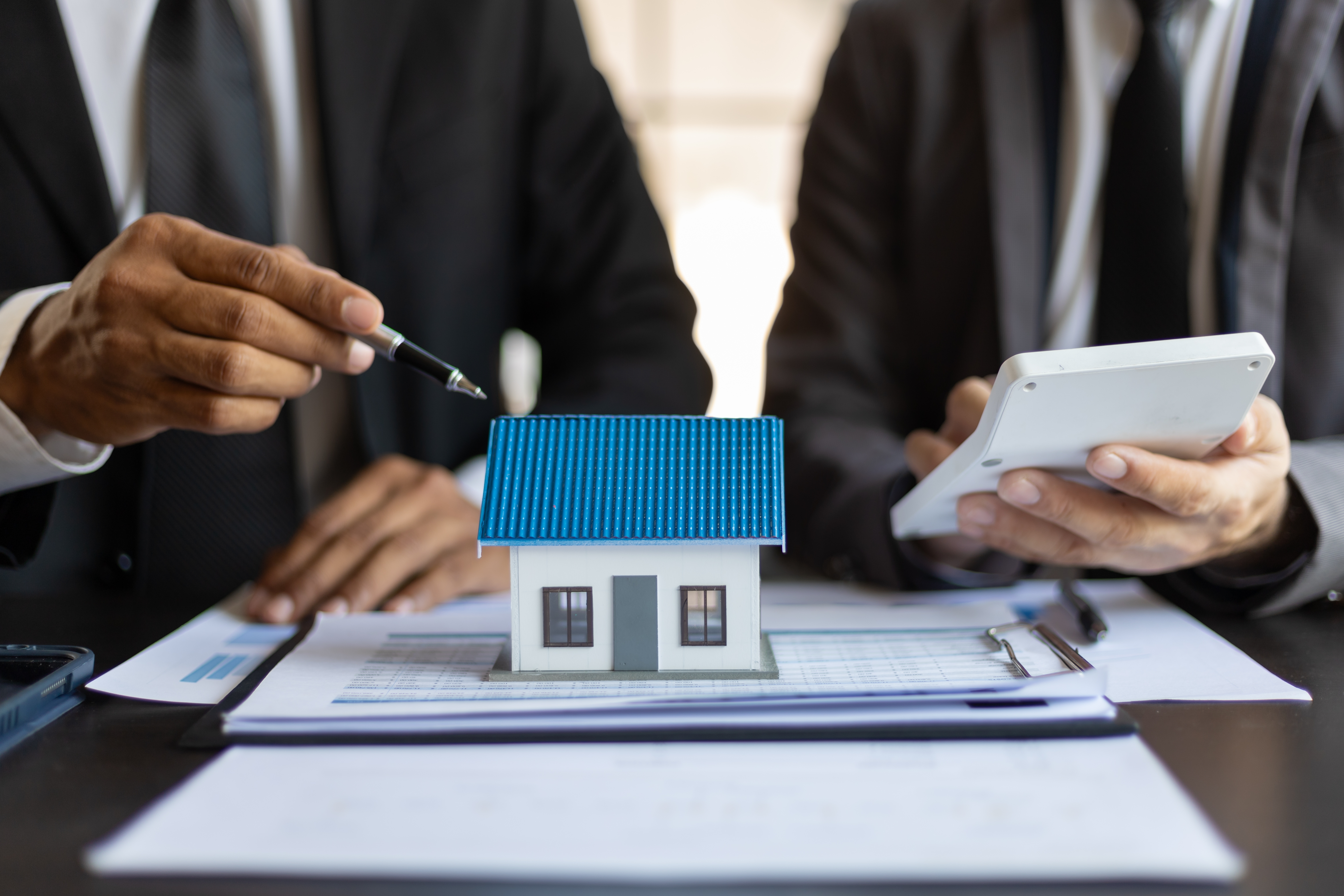 businessman-are-meeting-to-discuss-the-returns-of-real-estate